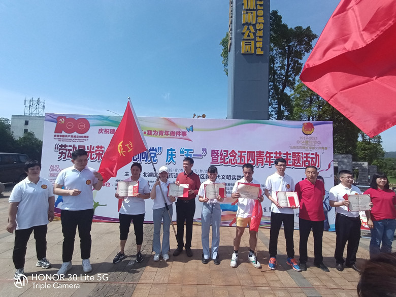 “勞動(dòng)光榮，青春心向黨